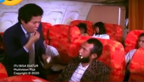 Semua lawakannya juara, begini 7 adegan lucu Dono pertama kali naik pesawat di film Itu Bisa Diatur