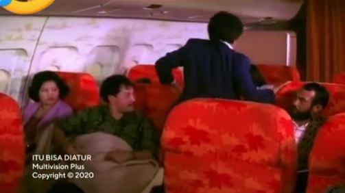 Semua lawakannya juara, begini 7 adegan lucu Dono pertama kali naik pesawat di film Itu Bisa Diatur