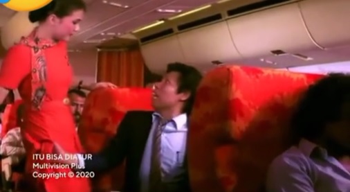 Semua lawakannya juara, begini 7 adegan lucu Dono pertama kali naik pesawat di film Itu Bisa Diatur