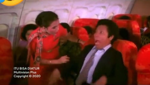 Semua lawakannya juara, begini 7 adegan lucu Dono pertama kali naik pesawat di film Itu Bisa Diatur