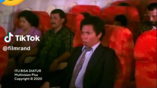 Semua lawakannya juara, begini 7 adegan lucu Dono pertama kali naik pesawat di film Itu Bisa Diatur