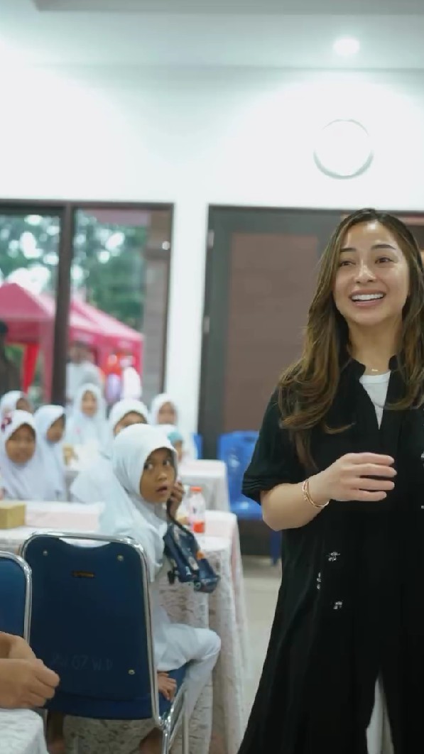 9 Potret Nikita Willy ajak anak panti asuhan buka puasa bareng, adabnya jadi panutan