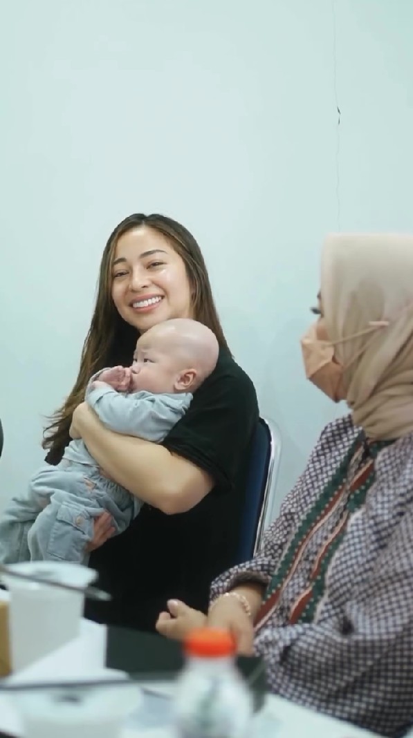 9 Potret Nikita Willy ajak anak panti asuhan buka puasa bareng, adabnya jadi panutan