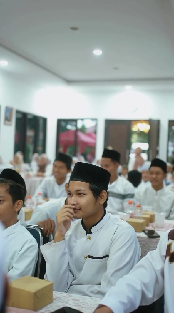 9 Potret Nikita Willy ajak anak panti asuhan buka puasa bareng, adabnya jadi panutan