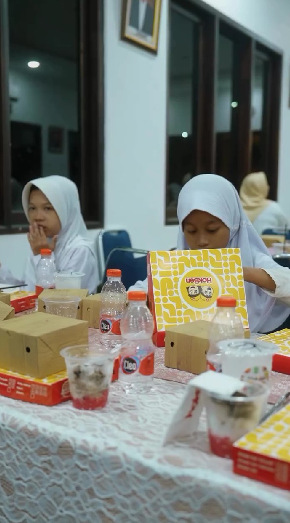 9 Potret Nikita Willy ajak anak panti asuhan buka puasa bareng, adabnya jadi panutan