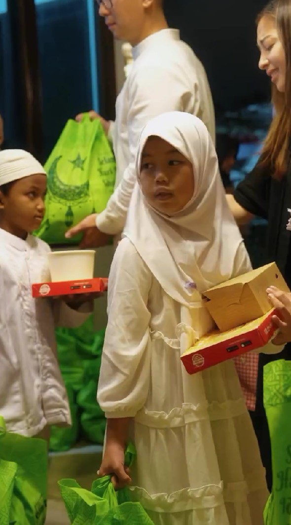 9 Potret Nikita Willy ajak anak panti asuhan buka puasa bareng, adabnya jadi panutan