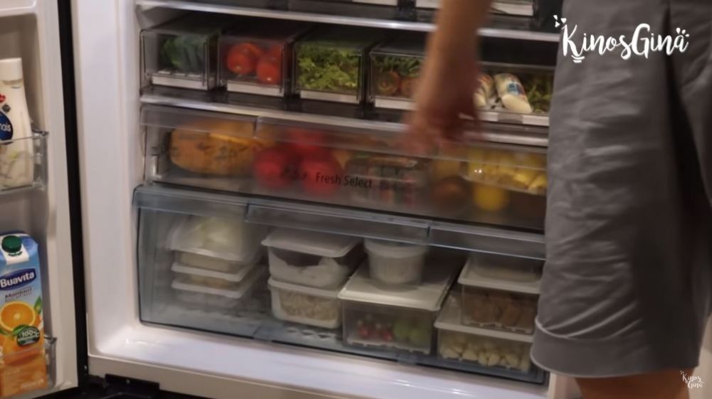 Kian rapi sekaligus makin luas, begini 9 trik menata kulkas ala Nycta Gina dan Rizky Kinos