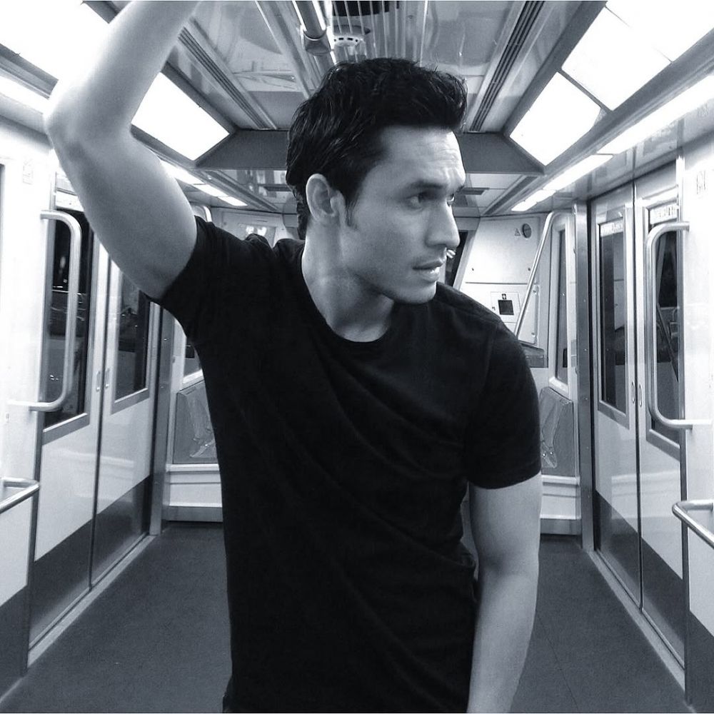 Mata cekung karena hipertiroid, 9 potret Indra Bruggman usai oplas ini dipuji makin tampan