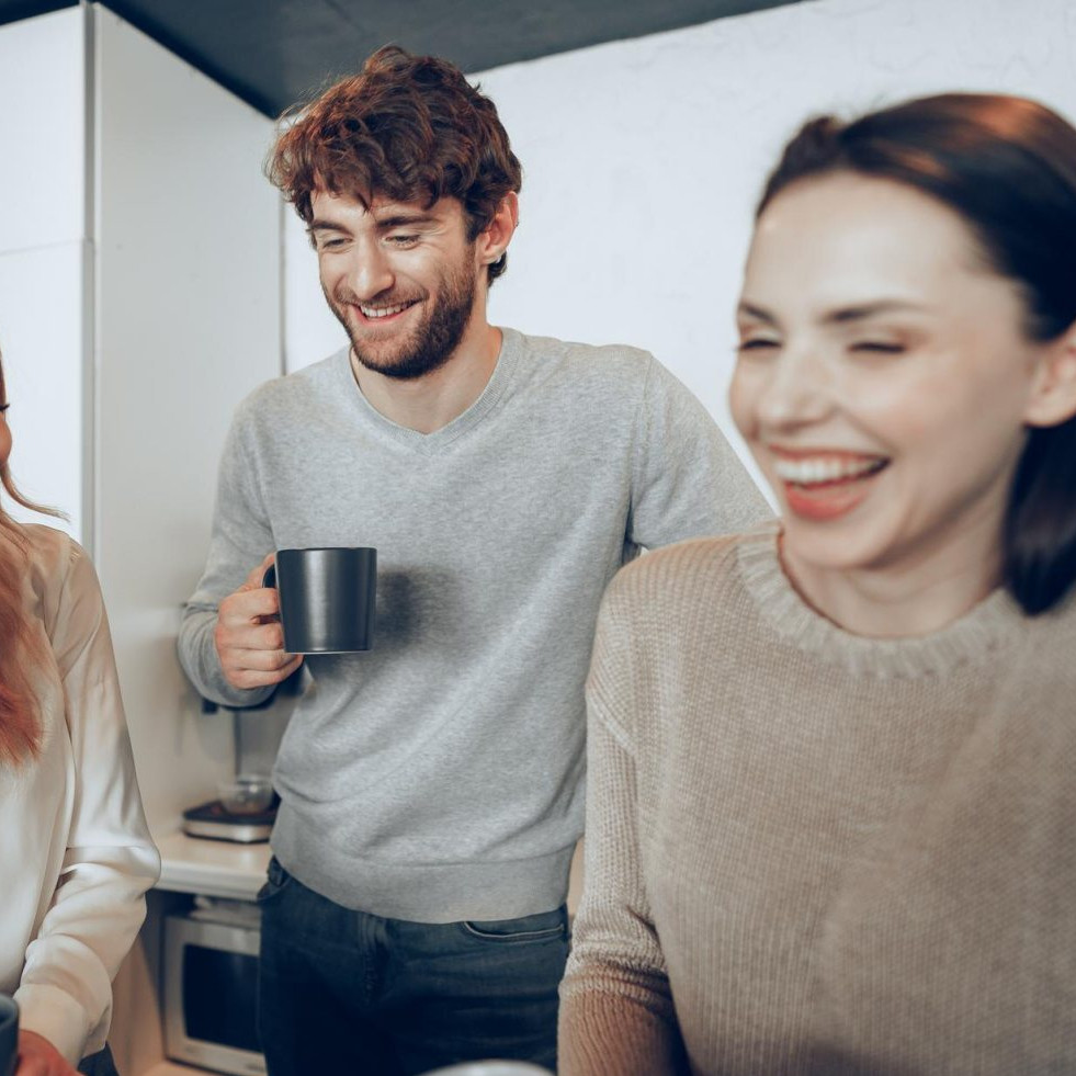 50 Teka-teki lucu karyawan kantoran yang bikin ngakak, hiburan seru di tengah deadline menumpuk