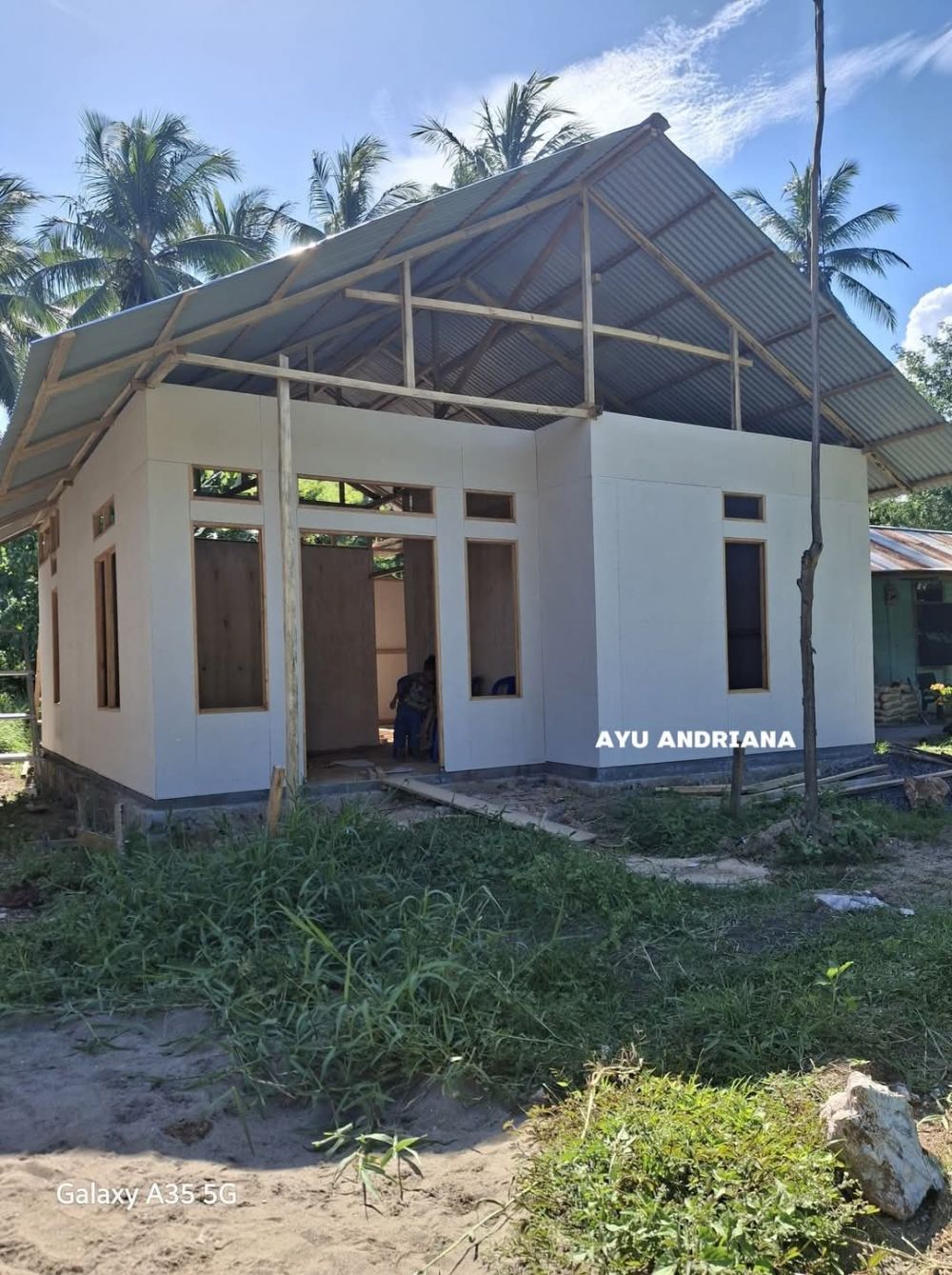 Dicibir rumahnya cuma pakai dinding dari papan semen, 9 potret interiornya justru estetik serba biru