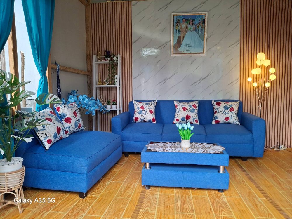 Dicibir rumahnya cuma pakai dinding dari papan semen, 9 potret interiornya justru estetik serba biru