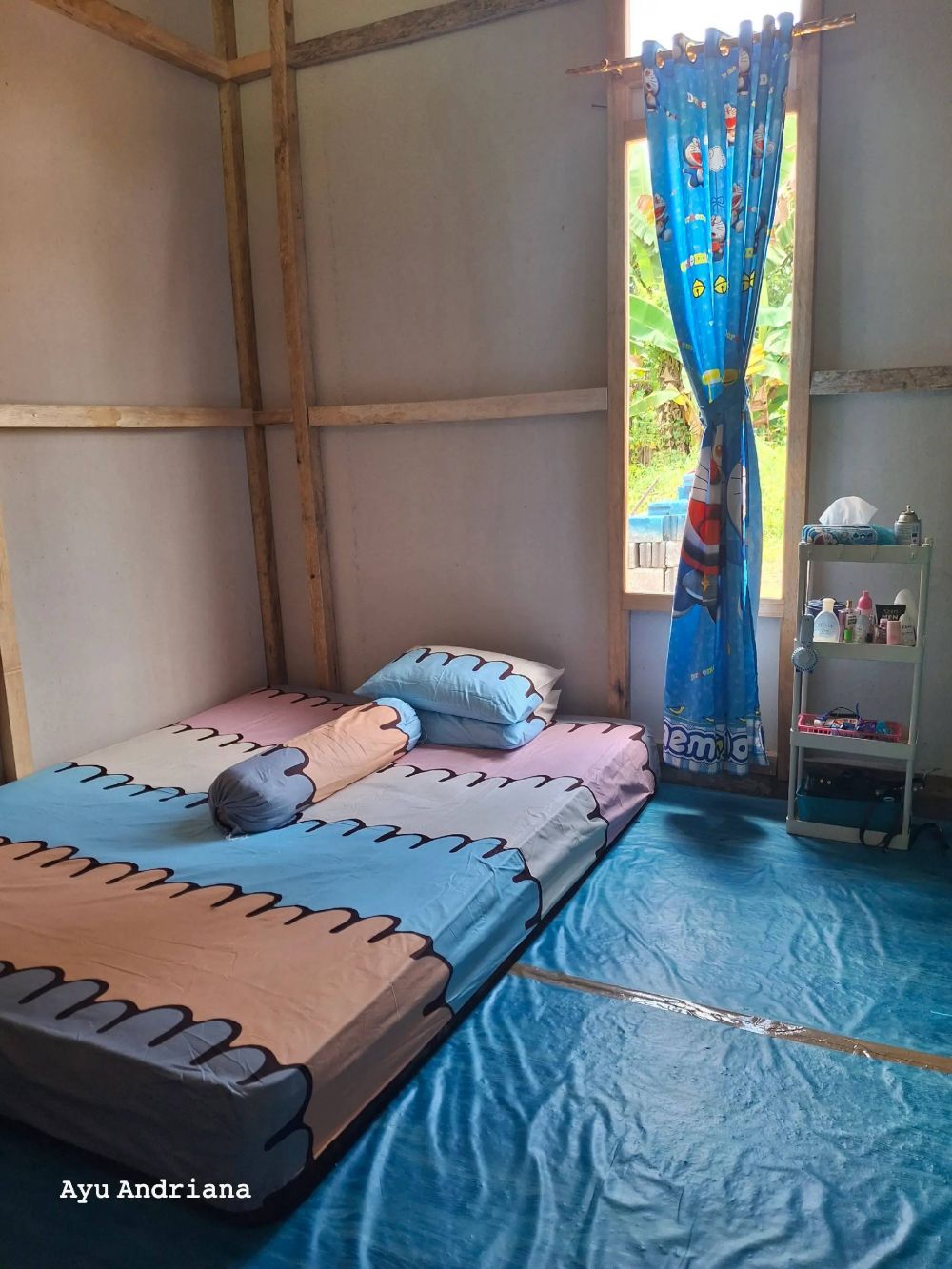 Dicibir rumahnya cuma pakai dinding dari papan semen, 9 potret interiornya justru estetik serba biru