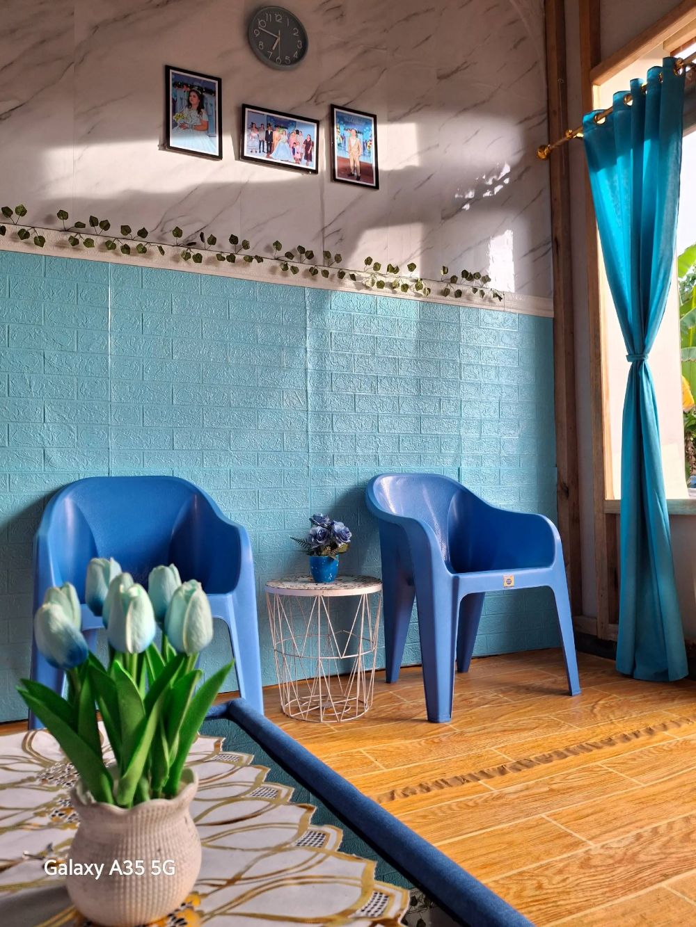 Dicibir rumahnya cuma pakai dinding dari papan semen, 9 potret interiornya justru estetik serba biru