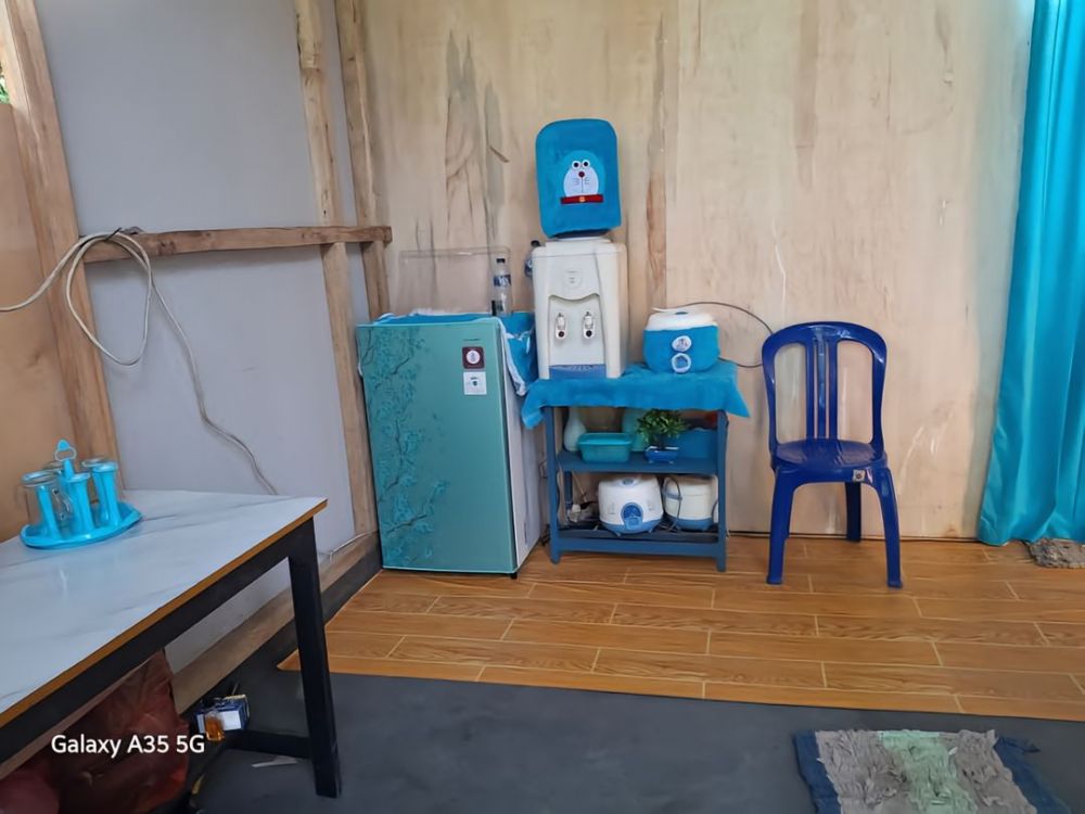 Dicibir rumahnya cuma pakai dinding dari papan semen, 9 potret interiornya justru estetik serba biru