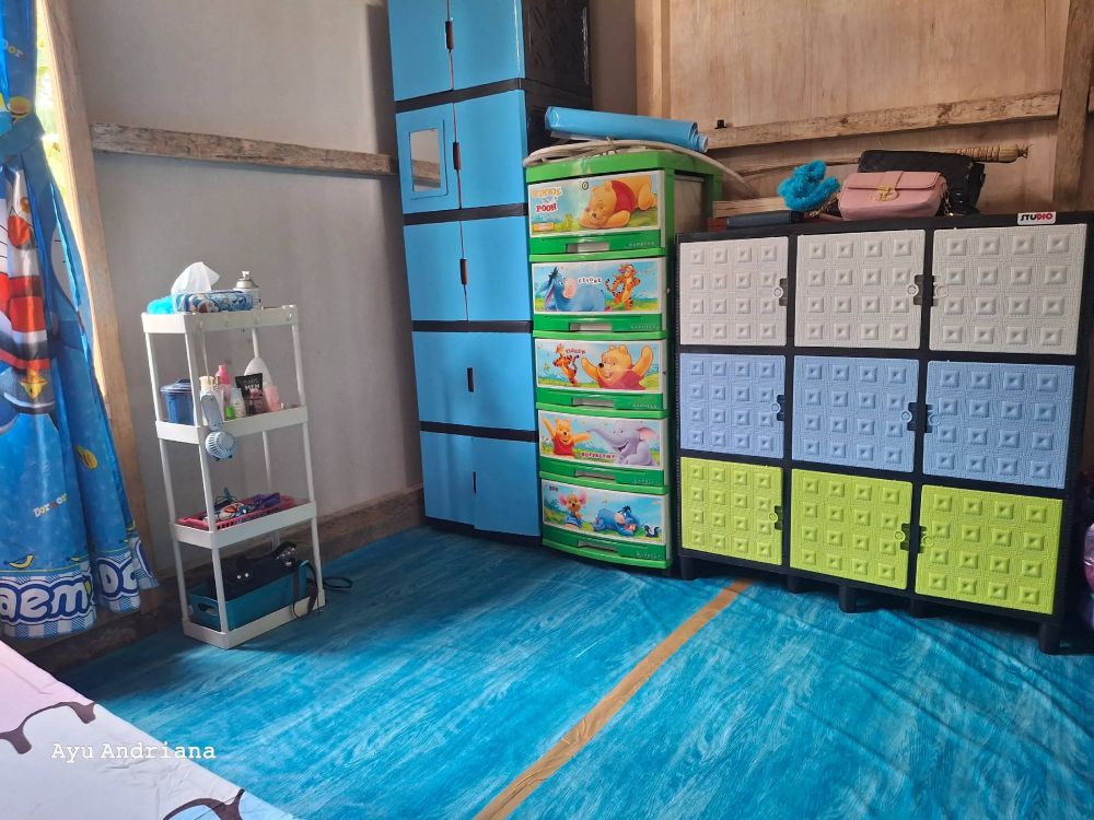 Dicibir rumahnya cuma pakai dinding dari papan semen, 9 potret interiornya justru estetik serba biru