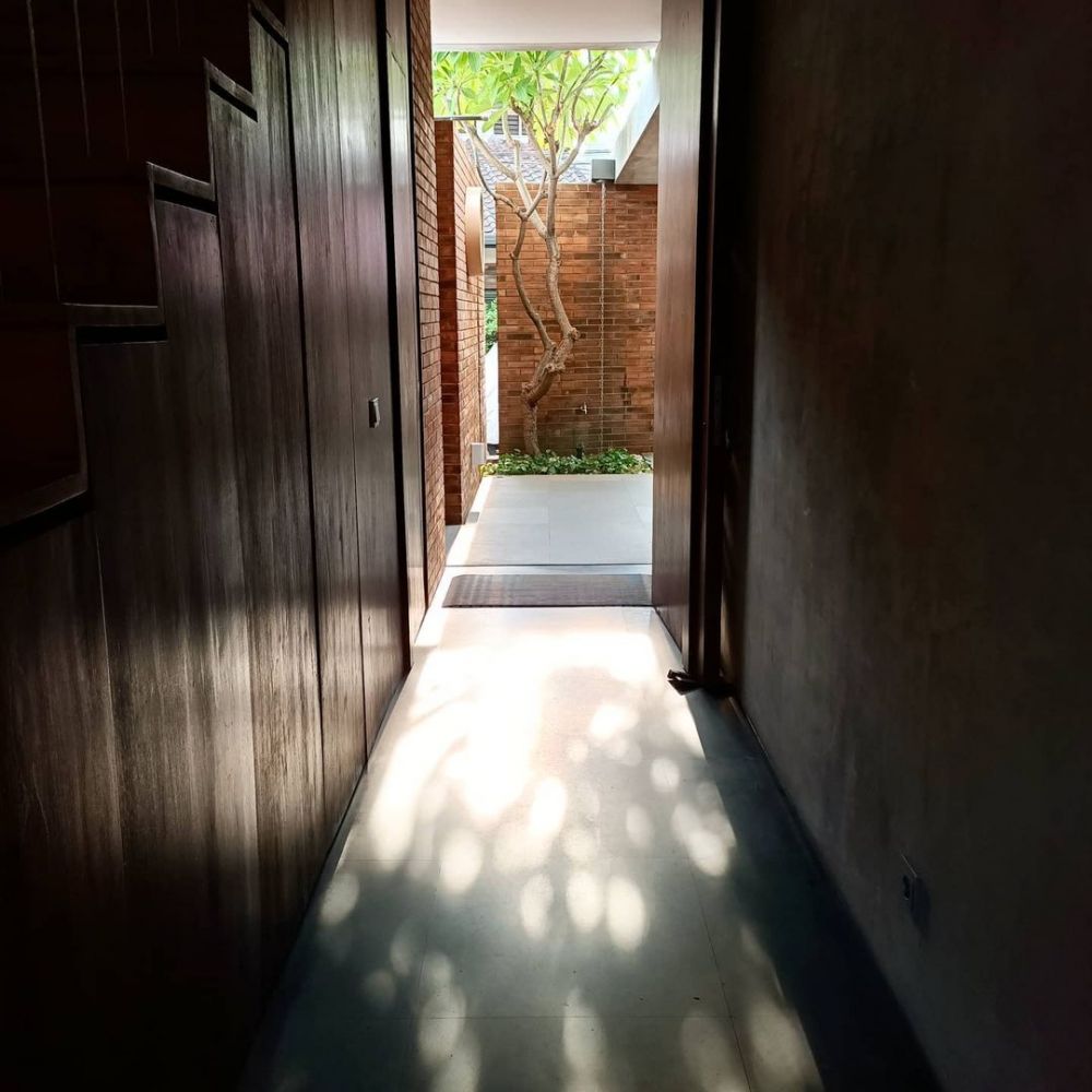 Anak kecil yang foto bareng Kasino ini jadi pebisnis dan punya hunian mewah, intip 11 potret rumahnya