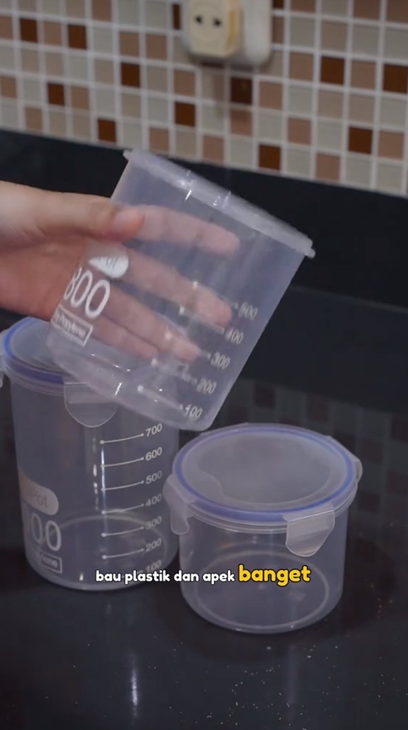 Trik hilangkan bau apek pada toples baru cuma dalam 5 menit, aroma plastik enyah pakai 2 bahan dapur