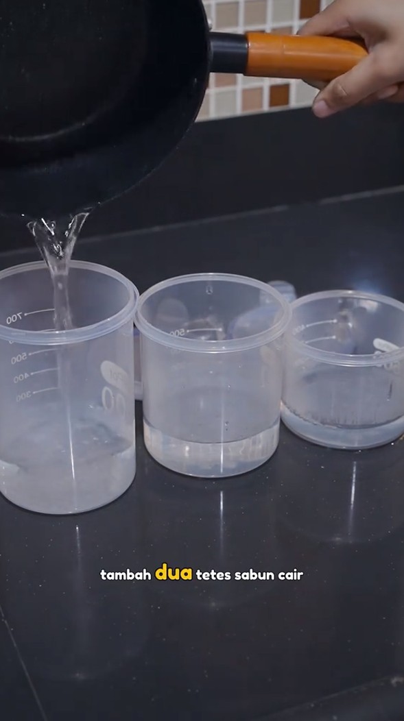 Trik hilangkan bau apek pada toples baru cuma dalam 5 menit, aroma plastik enyah pakai 2 bahan dapur