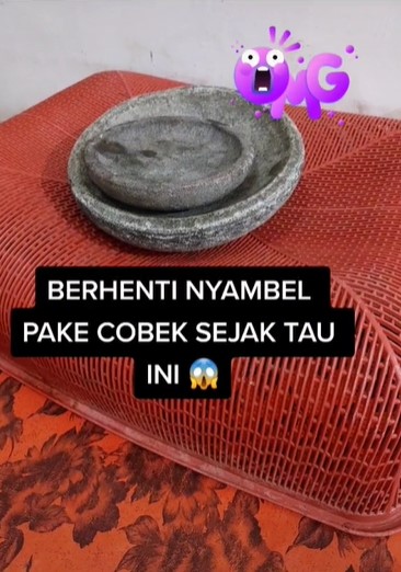 Emak-emak ini perlihatkan fungsi lain cobek batu alih-alih dipakai menghaluskan, kreatif layak dicoba