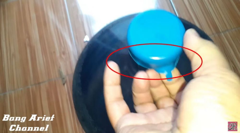 Trik jitu membuka tutup galon isi ulang tanpa pisau atau gunting, bikin kagum tak pakai alat apa pun