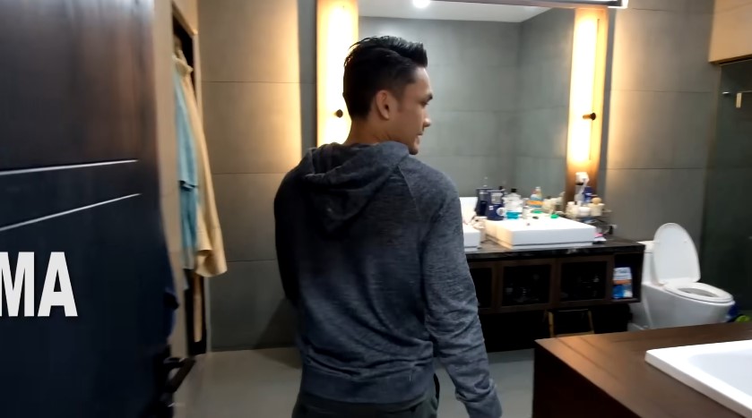 Ngaku pernah susah nyicil KPR, 9 potret kamar mandi Randy Pangalila ini desainnya bak di vila