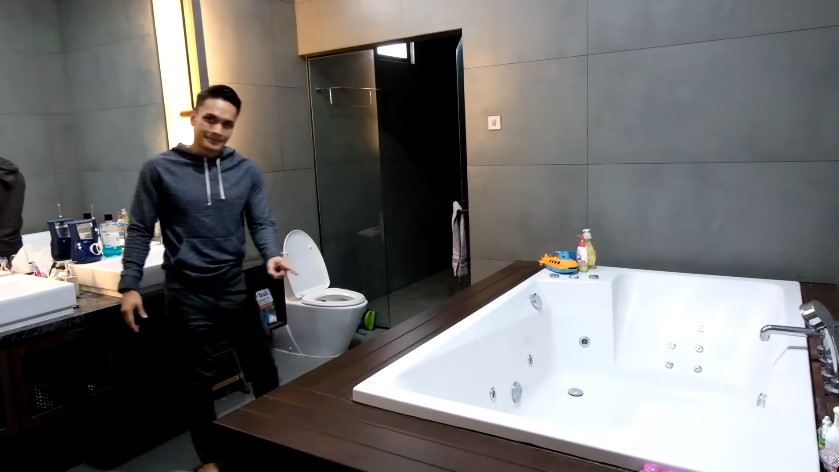 Ngaku pernah susah nyicil KPR, 9 potret kamar mandi Randy Pangalila ini desainnya bak di vila