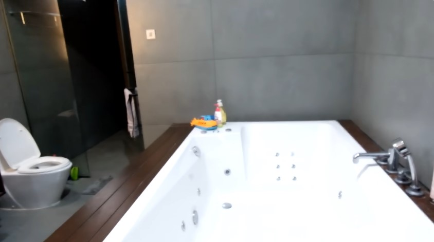 Ngaku pernah susah nyicil KPR, 9 potret kamar mandi Randy Pangalila ini desainnya bak di vila