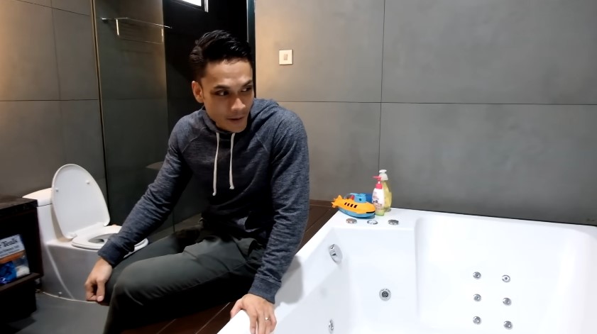 Ngaku pernah susah nyicil KPR, 9 potret kamar mandi Randy Pangalila ini desainnya bak di vila