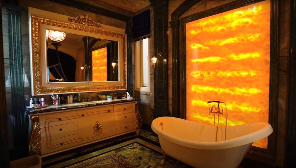 Dulu pedagang pasar kini jadi crazy rich punya kamar mandi mewah, 9 potretnya ada TV di balik cermin