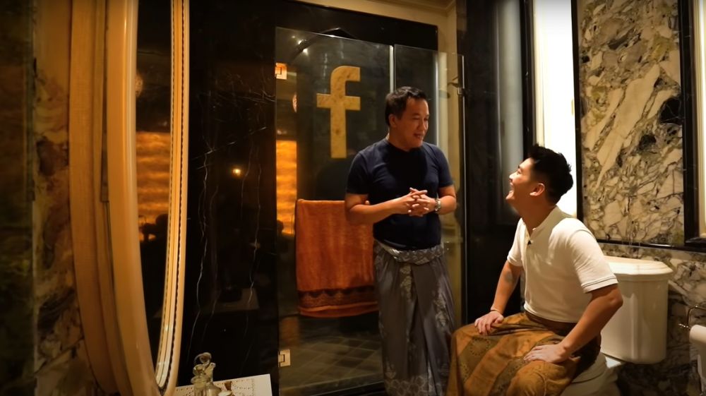 Dulu pedagang pasar kini jadi crazy rich punya kamar mandi mewah, 9 potretnya ada TV di balik cermin