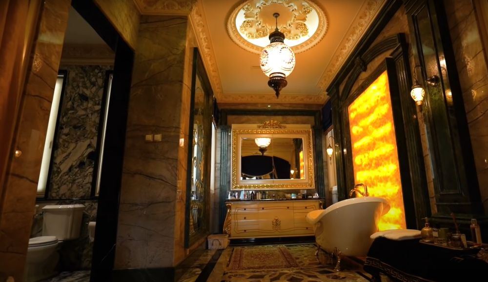 Dulu pedagang pasar kini jadi crazy rich punya kamar mandi mewah, 9 potretnya ada TV di balik cermin