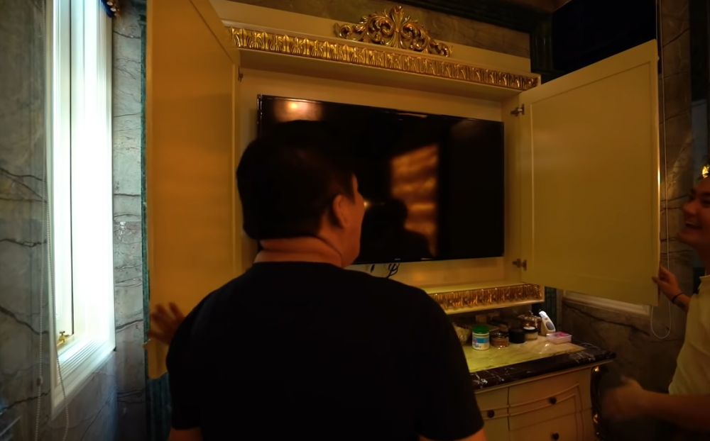 Dulu pedagang pasar kini jadi crazy rich punya kamar mandi mewah, 9 potretnya ada TV di balik cermin