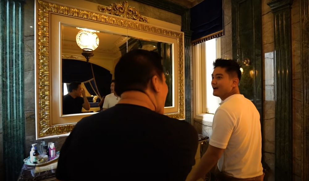 Dulu pedagang pasar kini jadi crazy rich punya kamar mandi mewah, 9 potretnya ada TV di balik cermin