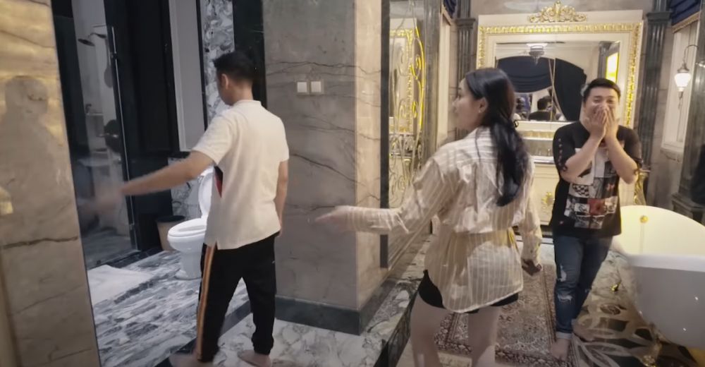 Dulu pedagang pasar kini jadi crazy rich punya kamar mandi mewah, 9 potretnya ada TV di balik cermin