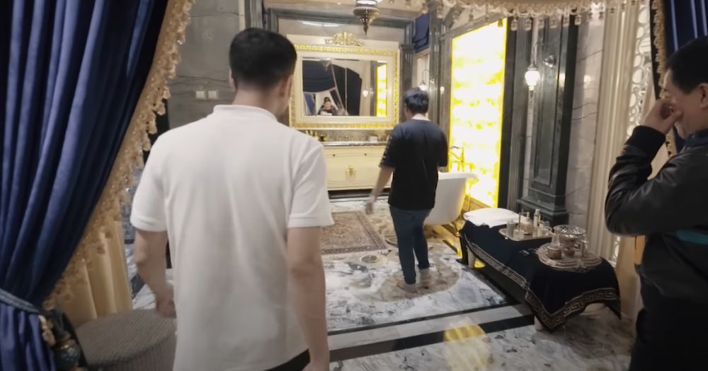 Dulu pedagang pasar kini jadi crazy rich punya kamar mandi mewah, 9 potretnya ada TV di balik cermin