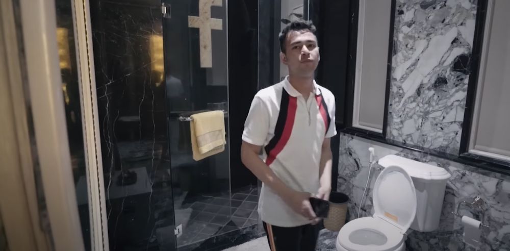 Dulu pedagang pasar kini jadi crazy rich punya kamar mandi mewah, 9 potretnya ada TV di balik cermin