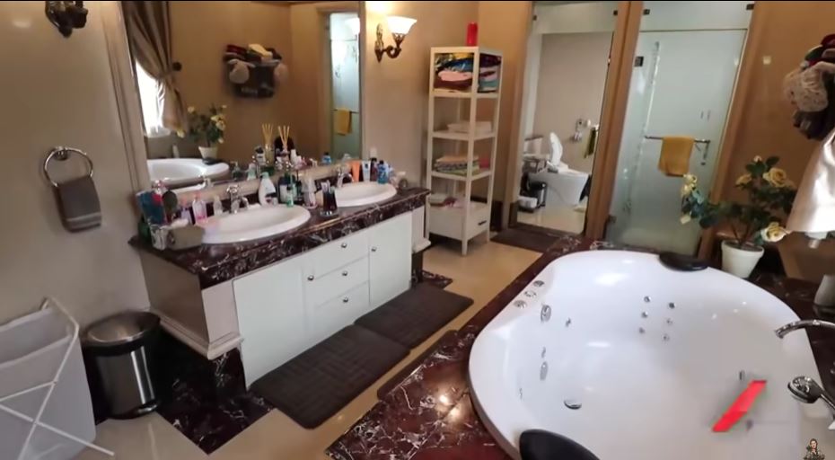 Monica Soraya yang viral adopsi 13 anak ini punya kamar mandi mewah di rumah 4.500m², ini 7 potretnya