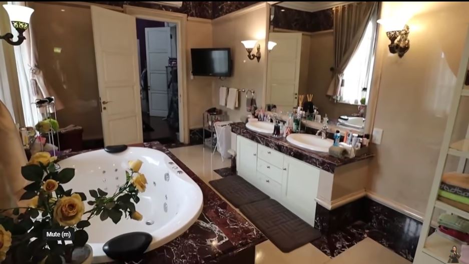 Monica Soraya yang viral adopsi 13 anak ini punya kamar mandi mewah di rumah 4.500m², ini 7 potretnya