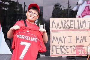 Akhir bahagia bocah yang viral usai jersey pemberian Marselino Ferdinan direbut bapak-bapak