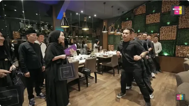 6 Artis berbagi THR mewah untuk karyawan jelang Lebaran, Nagita Slavina beri sepeda motor 