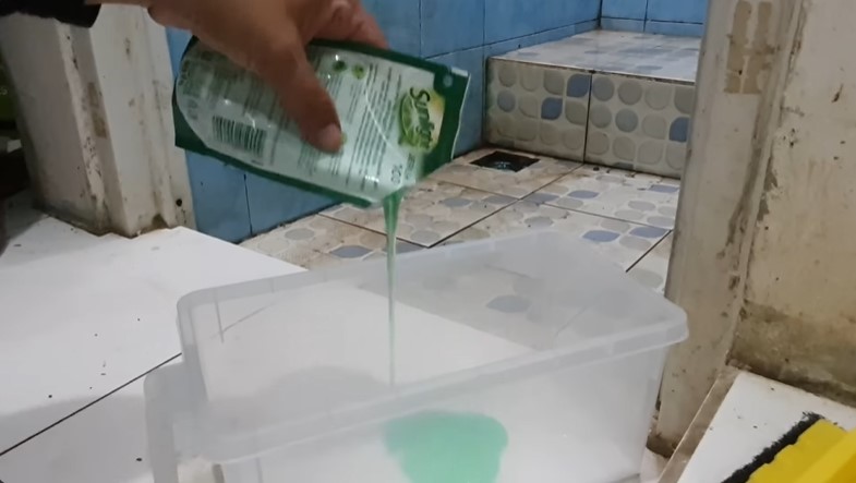 Trik supaya lantai kamar mandi berkerak kembali kesat tanpa digosok baking soda, tambah 2 bahan dapur