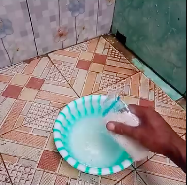Trik bapak-bapak bersihkan kerak keramik kamar mandi ini kinclong dalam 5 menit, pakai 2 bahan dapur