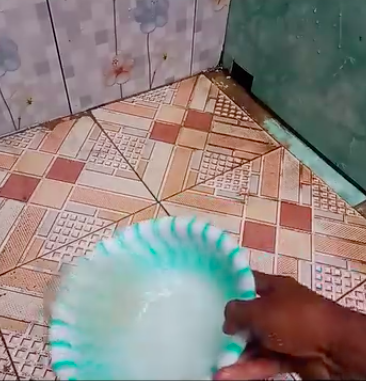 Trik bapak-bapak bersihkan kerak keramik kamar mandi ini kinclong dalam 5 menit, pakai 2 bahan dapur