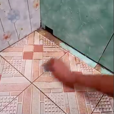 Trik bapak-bapak bersihkan kerak keramik kamar mandi ini kinclong dalam 5 menit, pakai 2 bahan dapur