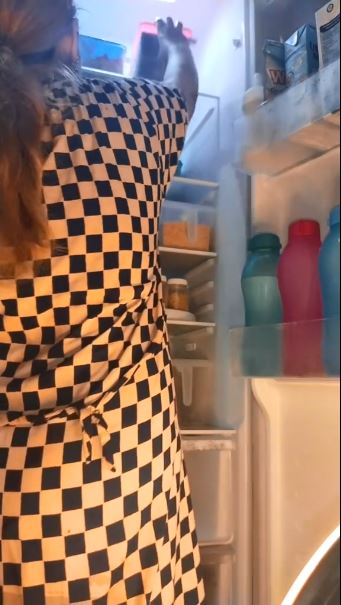 Dihujat punya kulkas elit tapi rumah penuh rongsokan, 9 potret dapur kayu ini penataannya bikin salfok