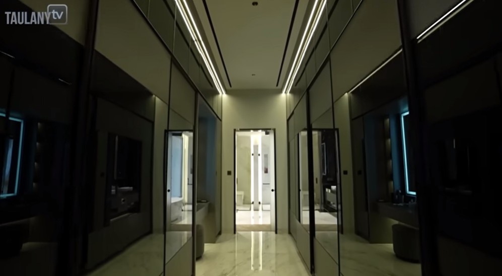 Jadi anggota DPR punya rumah Rp50 M, 9 potret kamar mandi Verrell Bramasta ini unik ada TV