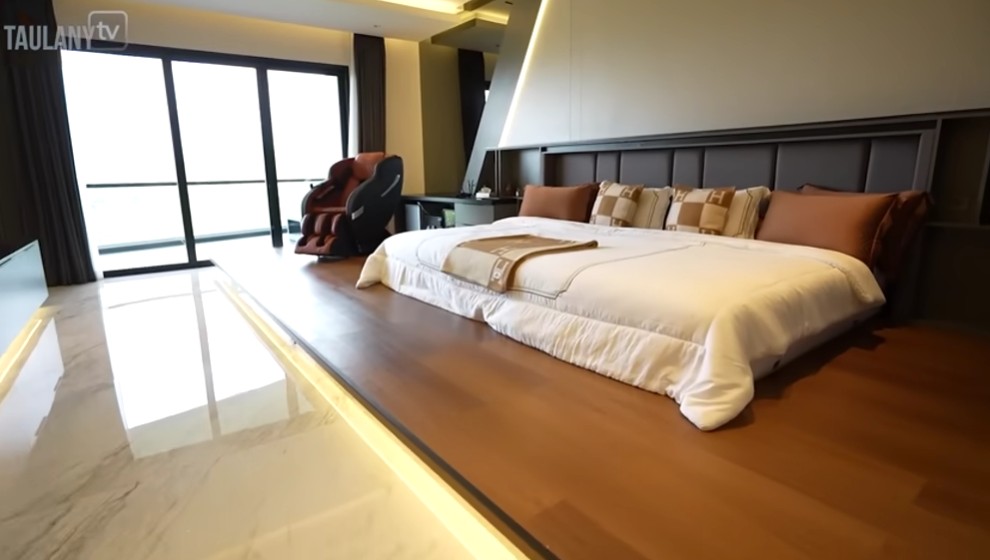 Jadi anggota DPR punya rumah Rp50 M, 9 potret kamar mandi Verrell Bramasta ini unik ada TV