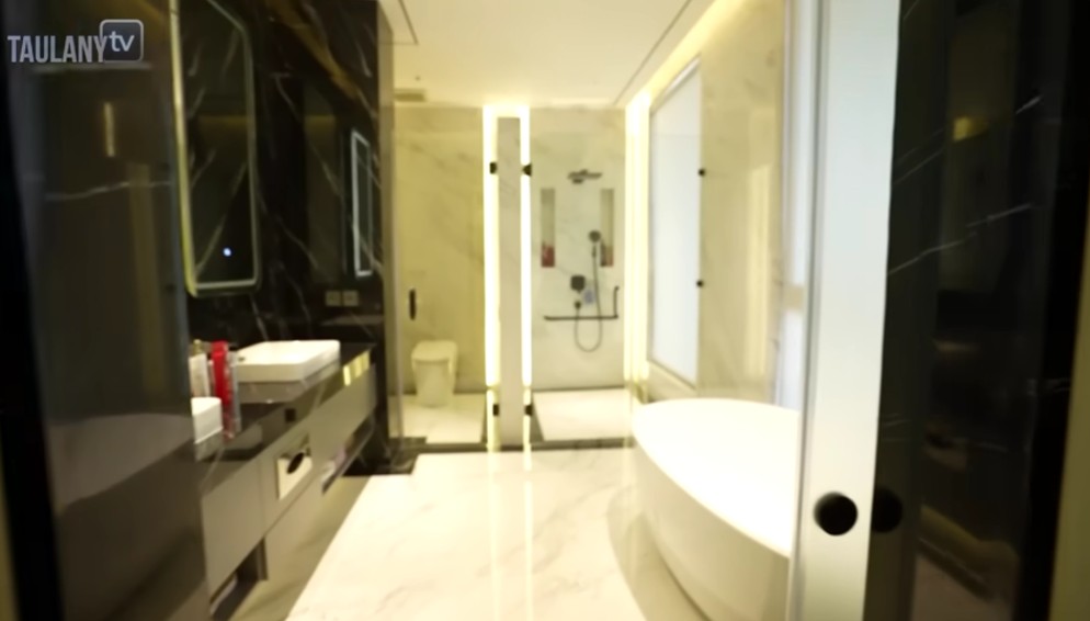 Jadi anggota DPR punya rumah Rp50 M, 9 potret kamar mandi Verrell Bramasta ini unik ada TV