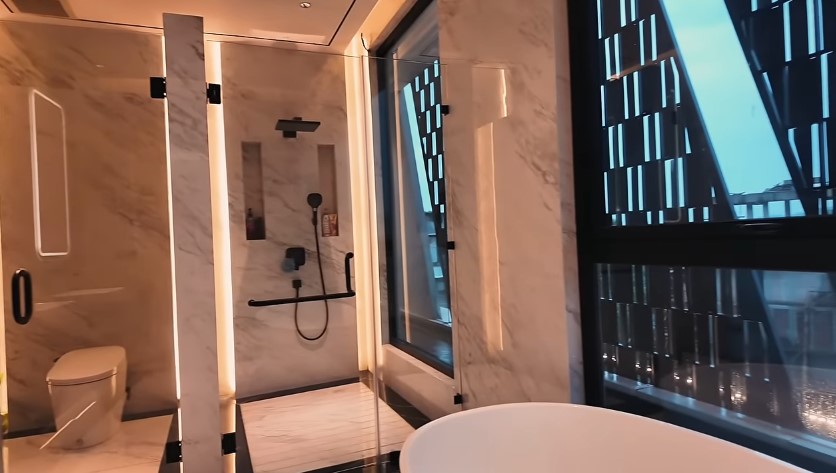 Jadi anggota DPR punya rumah Rp50 M, 9 potret kamar mandi Verrell Bramasta ini unik ada TV