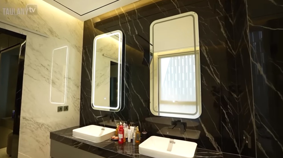 Jadi anggota DPR punya rumah Rp50 M, 9 potret kamar mandi Verrell Bramasta ini unik ada TV